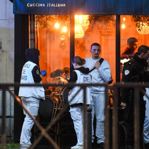 Incident violent în Paris: Poliția împușcă un bărbat înarmat cu un cuțit