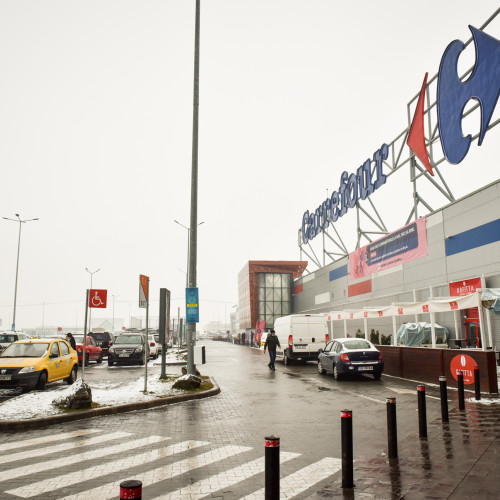 Frații Pavăl negociază achiziția Carrefour România