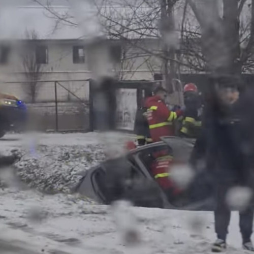 Accident rutier în Târgu Jiu: o șoferiță a rămas blocată în vehicul