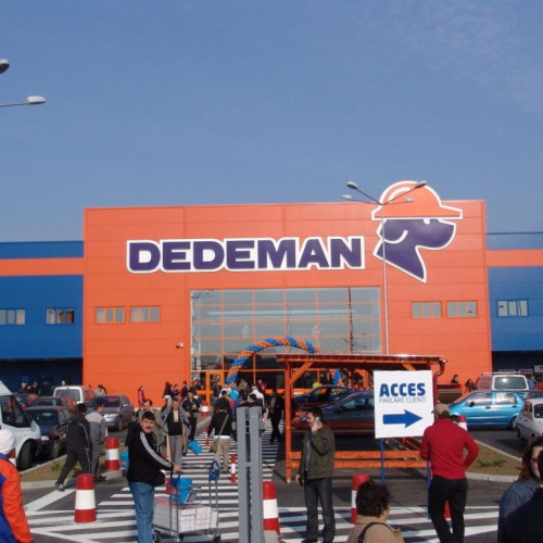 Dedeman își extinde oferta cu farmacii și articole pentru copii