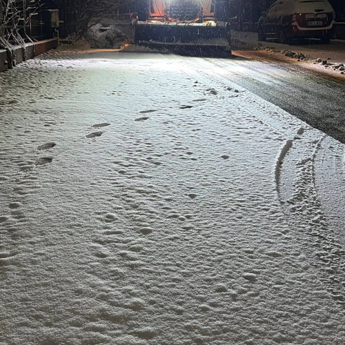 Ninsoarea din Răzvad mobilizează echipele de deszăpezire pentru siguranța circulației