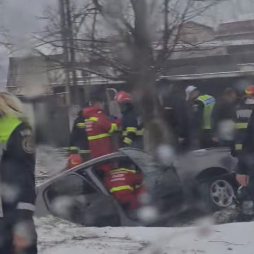 Accident rutier în Târgu Jiu: o femeie a rămas blocată în mașină