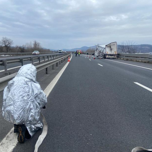 Accident pe autostrada A1: Cauciucuri și sulfat de amoniu implicate