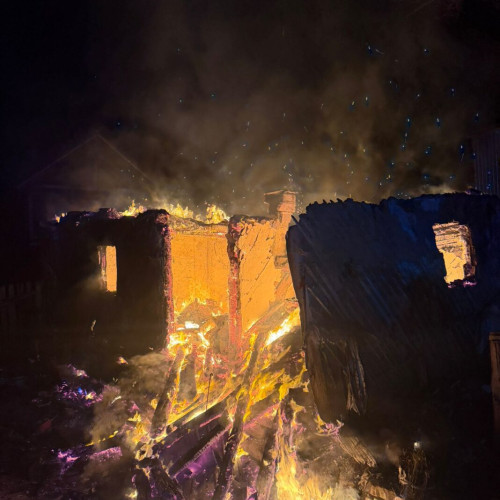 Incendiu devastator la o locuință din Rădăcinești, două persoane rănite