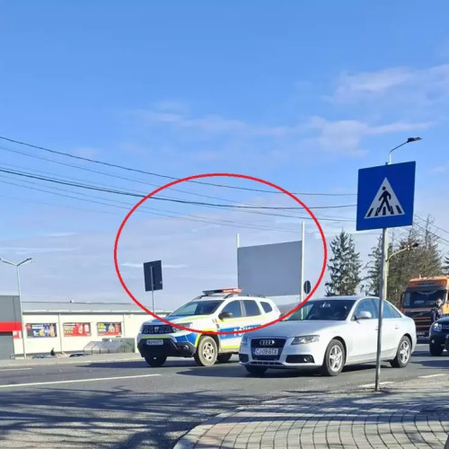 Accident pe un drum recent reabilitat din cauza lipsei marcajului