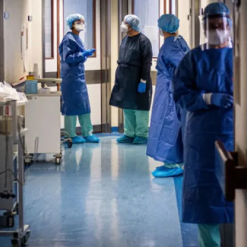 Propunerea premierului Bolojan: Absolvenții medicină să lucreze obligatoriu în România