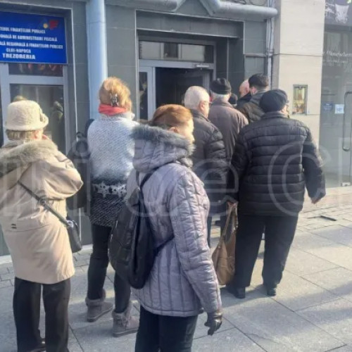 Cozi uriașe la Trezorerie, românii se îngrămădesc să cumpere titluri de stat