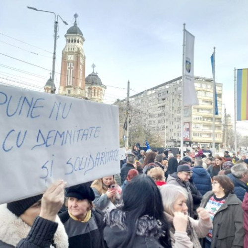 Sute de ­persoane au protestat în faţa Primăriei Ploieşti!
