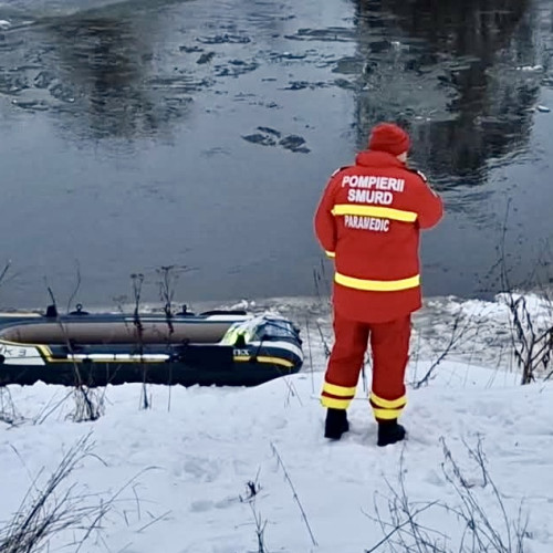 Intervenție rapidă după ce o persoană a căzut în râul Argeș