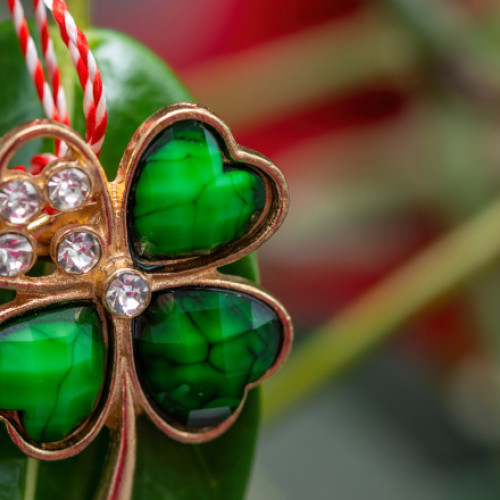 Primăria Dragomirești cumpără mărțișoare și ciocolată de 100.000 de lei pentru femeile din comună