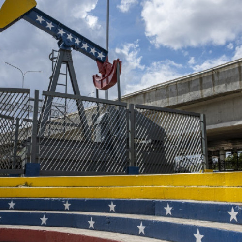 Statele Unite permit companiilor petroliere să reia activitățile în Venezuela