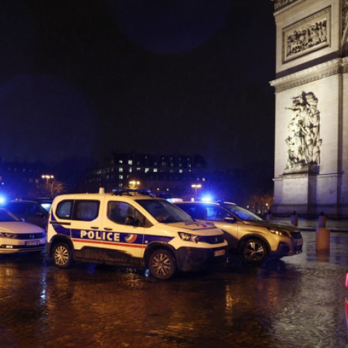 Un bărbat înarmat cu un cuțit, rănit de jandarmi la Paris