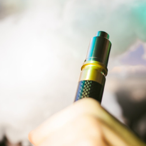 Guvernul britanic propune interzicerea vapatului în mașini cu copii