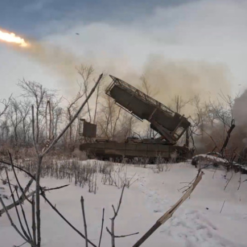 Rusia desfășoară lansatorul rachete TOS-3 „Dragon” pe frontul ucrainean