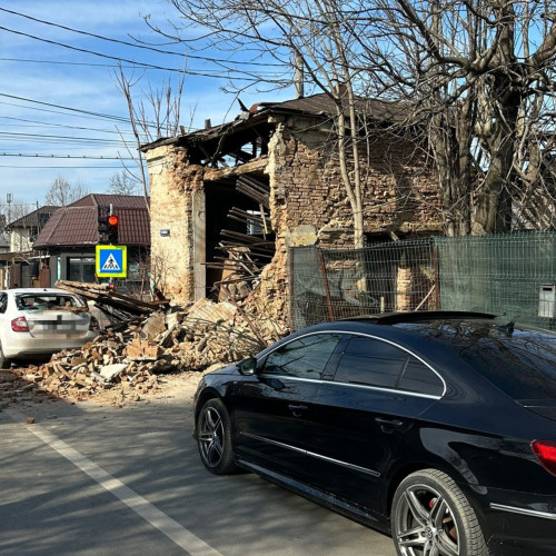 Peretele unei clădiri căzut peste mașină, la Giurgiu