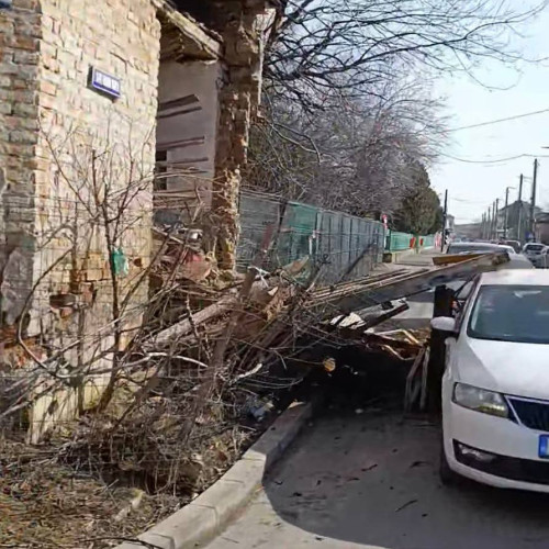 Incident la Giurgiu: Elemente de construcție s-au prăbușit peste un autoturism