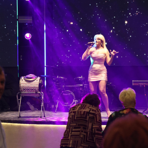 Sute de persoane sărbătoresc Ziua Îndrăgostiților la Solis Forum Rediu