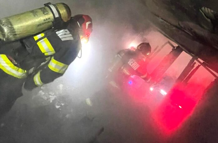 Incendiu de amploare în Tomșani, pompierii intervin rapid