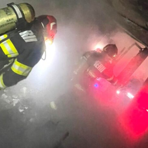 Incendiu de amploare în Tomșani, pompierii intervin rapid
