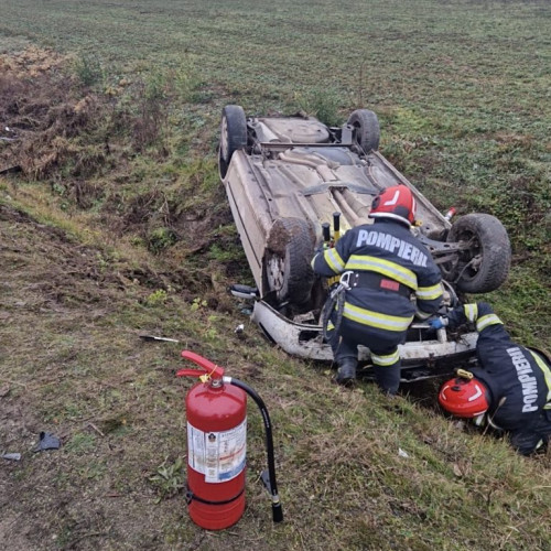 Accident rutier în Mioveni: autoturism răsturnat la giratoriu