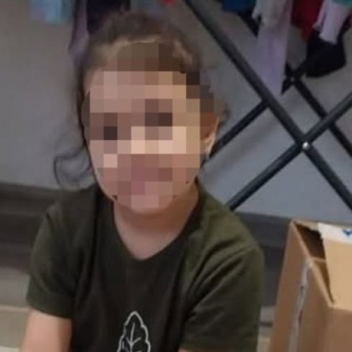 Oana, o fetiță de 7 ani, își sărbătorește ziua de naștere fără tort