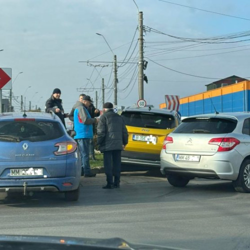 Accident în sensul giratoriu de la Dedeman, circulația îngreunată