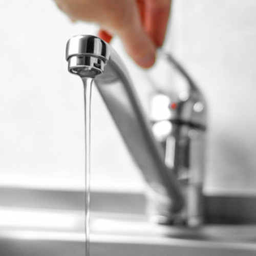 Apa din Curtea de Argeș rămâne nepotabilă, deși nu sunt bacterii