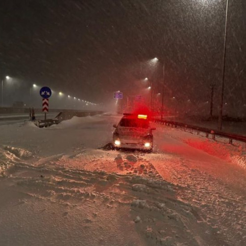 Circulația pe drumurile din Vrancea, afectată de viscol și zăpadă