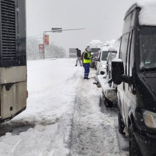 Restricții severe pe autostrăzi și drumuri din cauza ninsorilor