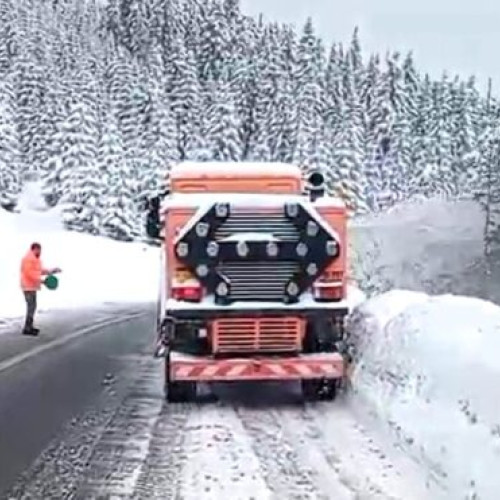 În nordul județului Vâlcea, drumurile sunt practicabile după ninsori abundente