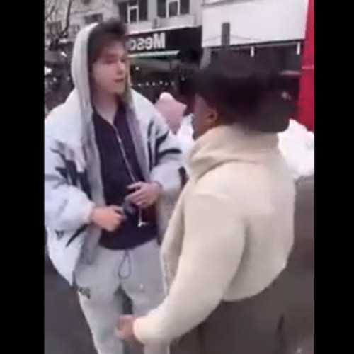 Influencer reținut după o agresiune live pe rețele sociale