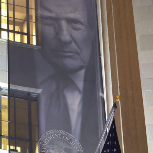 Trump amplasează un banner la Departamentul de Justiție pentru a-și promova imaginea