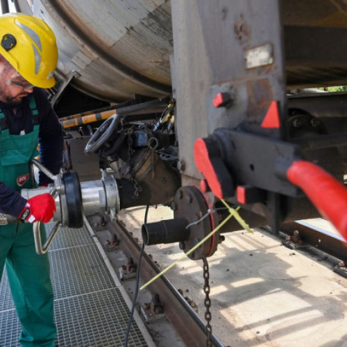 Ungaria pompează 1,8 milioane de barili de țiței după atacul din Ucraina