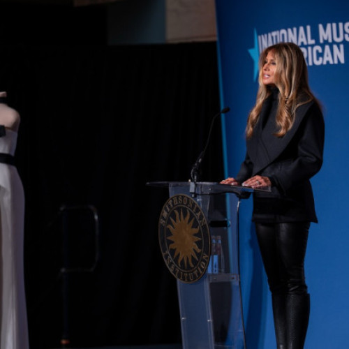 Melania Trump donează rochia purtată la învestitura lui Donald Trump Muzeului Smithsonian