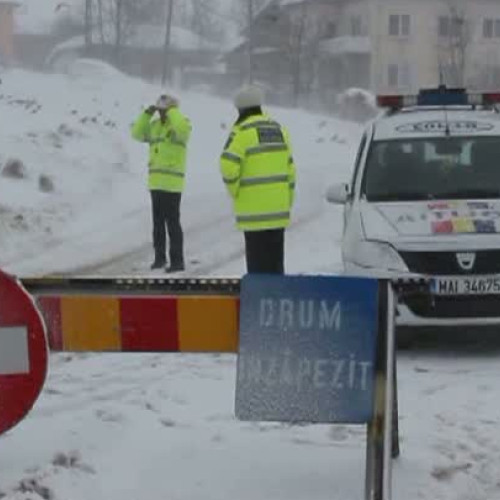 Autoritățile închid drumuri județene din cauza zăpezii căzute