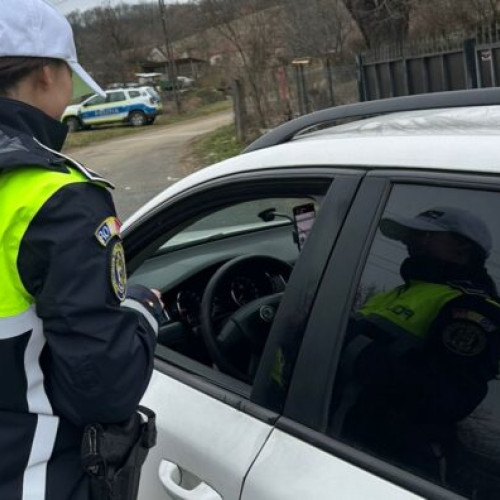 Poliția a prins un șofer de 60 de ani transportând persoane ilegal în Prundeni
