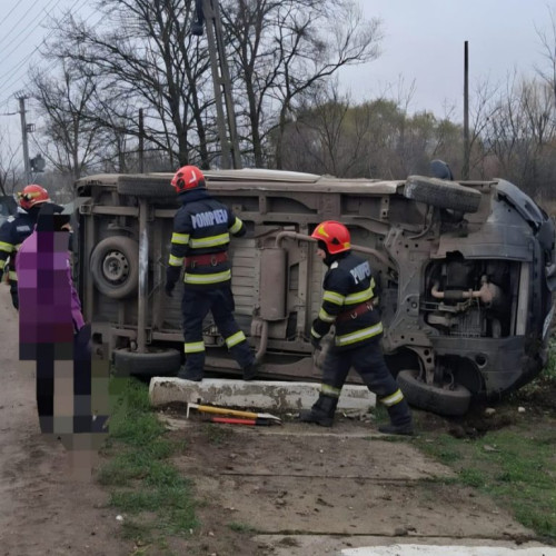 Accident grav în comuna Lerești cu răsturnare de autoutilitară
