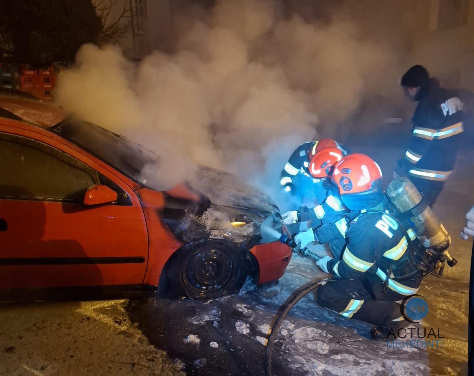 Incendiu la motorul unui autoturism în Drobeta Turnu Severin