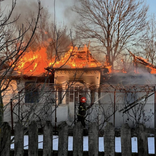 Incendiu devastator în comuna Rociu, intervenție rapidă a pompierilor