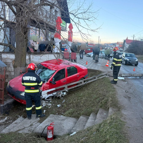 Accident grav în comuna Dârmănești: Un autoturism a intrat într-un stâlp de electricitate