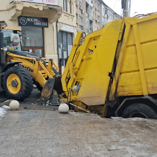 Autoutilitară Ecosal prinsă într-o surpare pe strada Brăilei din Galați