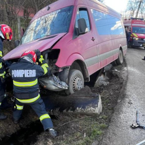 Accident rutier în Mureș: Un microbuz a fost implicat