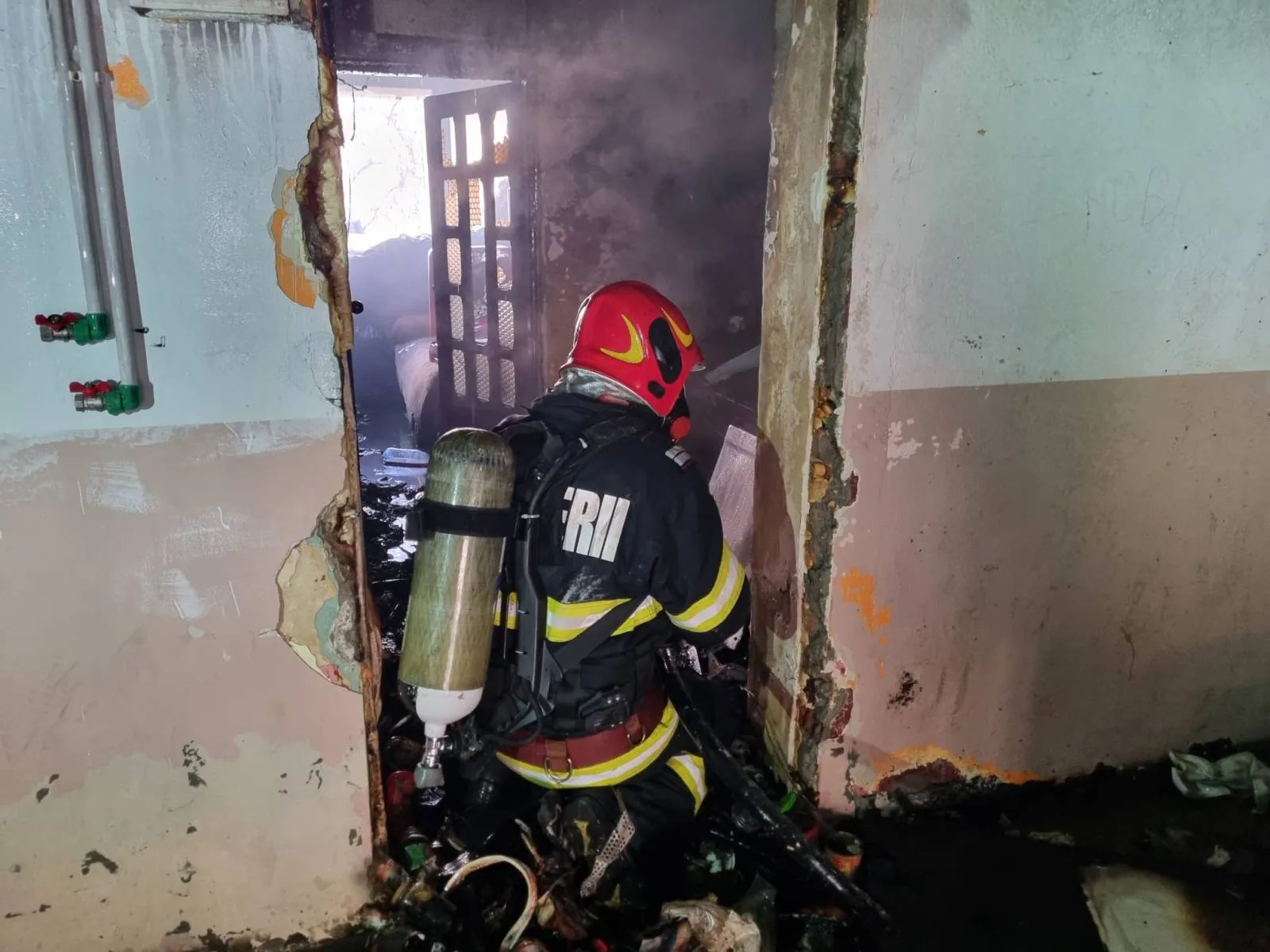 Incendiu la un apartament din Dolj: Pompierii intervin pentru stingere