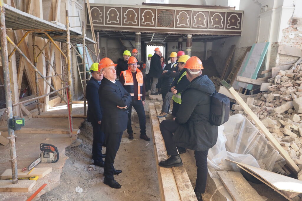 Autoritățile intervin după prăbușirea turnului bisericii reformate din Cehu Silvaniei