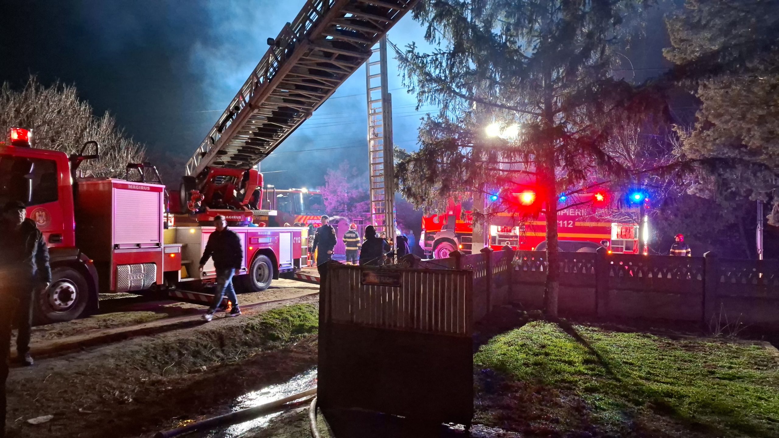 Incendiu la turla bisericii din Viișoara, intervenție de urgență