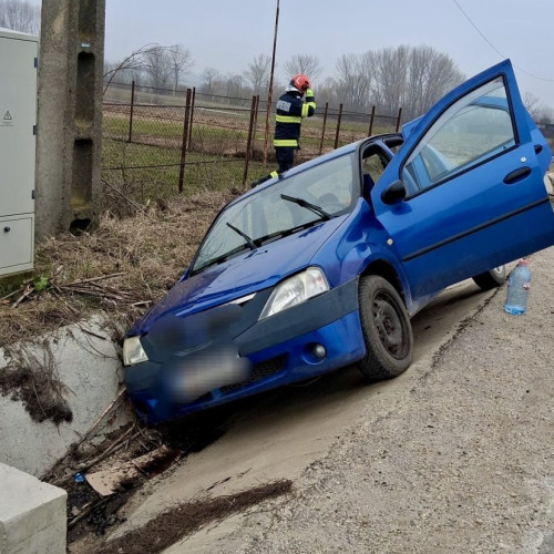 Accident rutier în comuna Recea: O femeie a fost salvată dintr-un autoturism