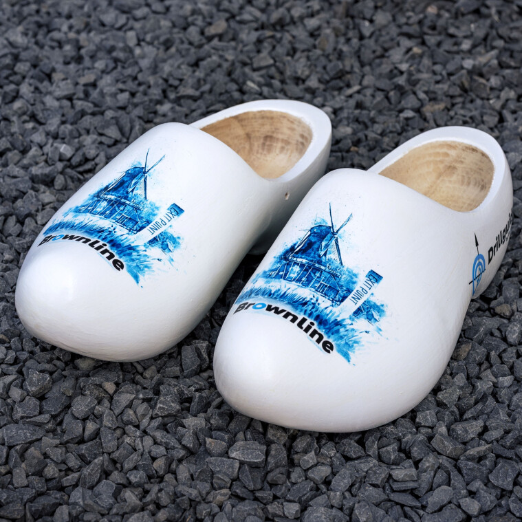 Brownline clogs