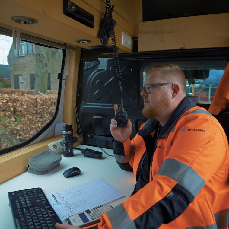 Vermesser im Bus vor Ort