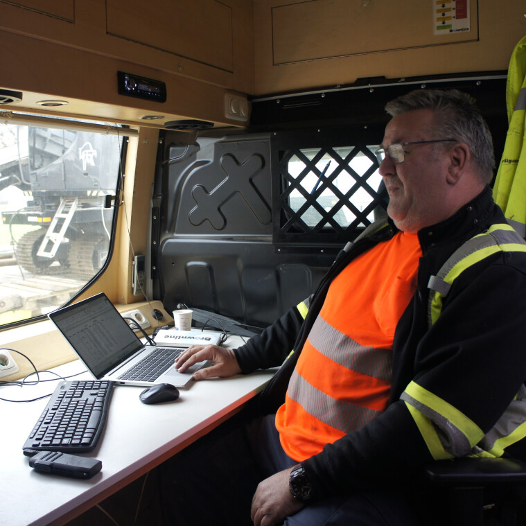 Géomètre dans un bus sur le site