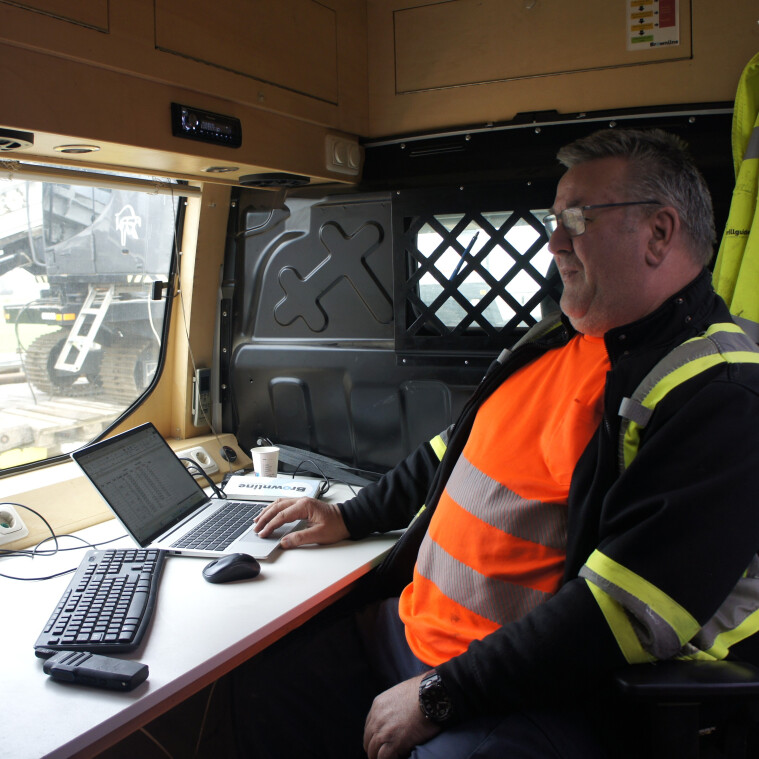 Landmeter in bus op locatie